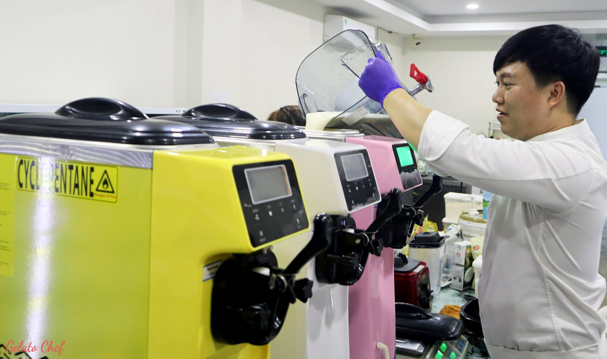 Cung cấp máy móc, thiết bị, nguyên liệu cho cửa hàng kem