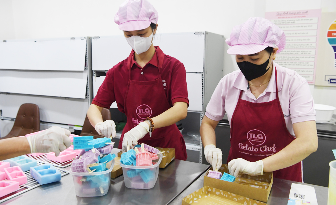 Cung cấp máy móc, thiết bị, nguyên liệu cho cửa hàng kem